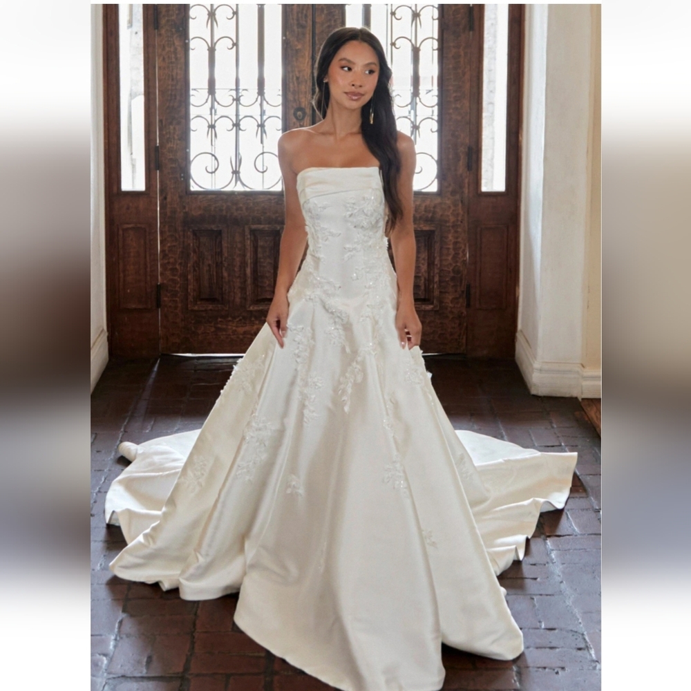 Elegant Strapless White Wedding Gown